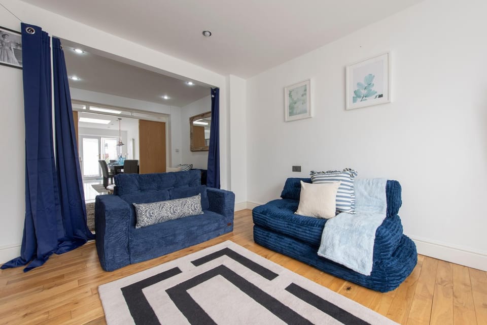 House - Sleeps 9 - Garden - Central Location House in Barking