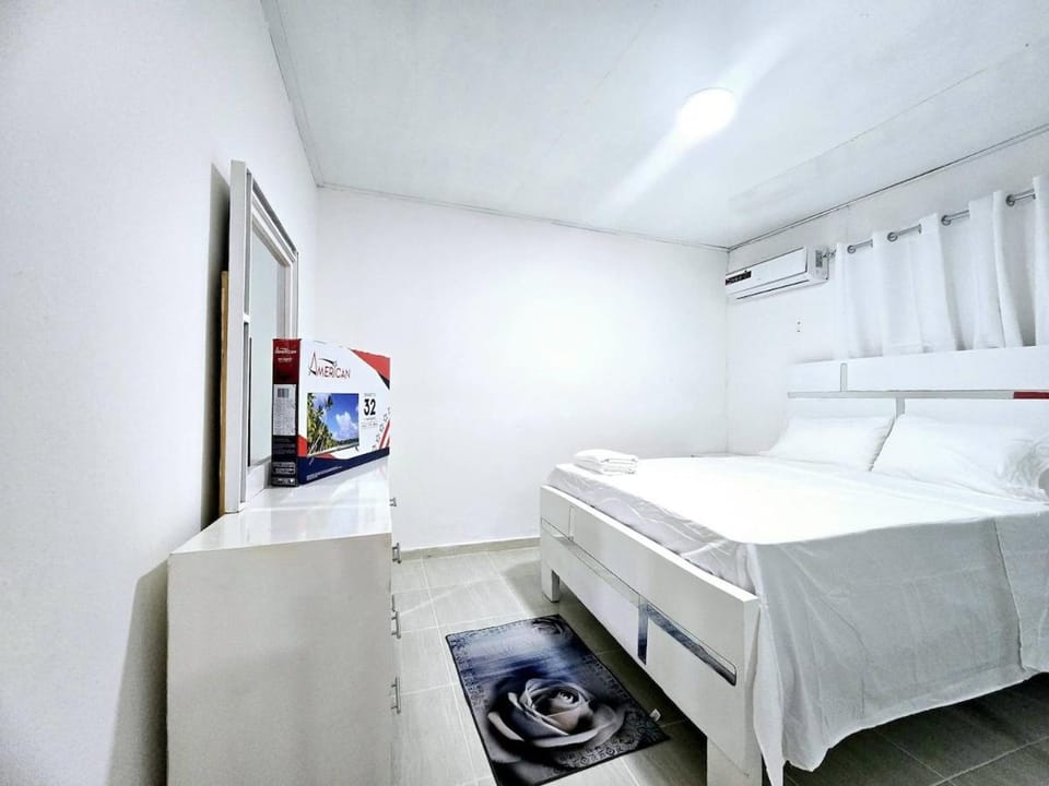 Bed, TV and multimedia, Photo of the whole room, Bedroom