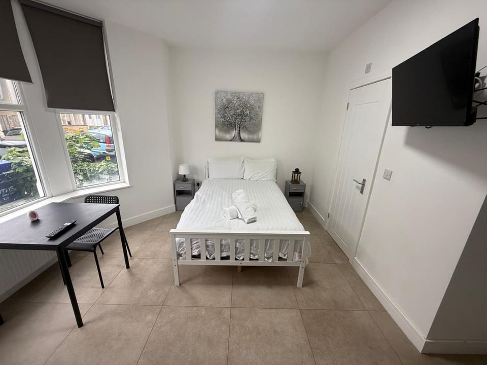 Spacious 9Bed Home - 9 En-Suites & Large Kitchen House in Cardiff