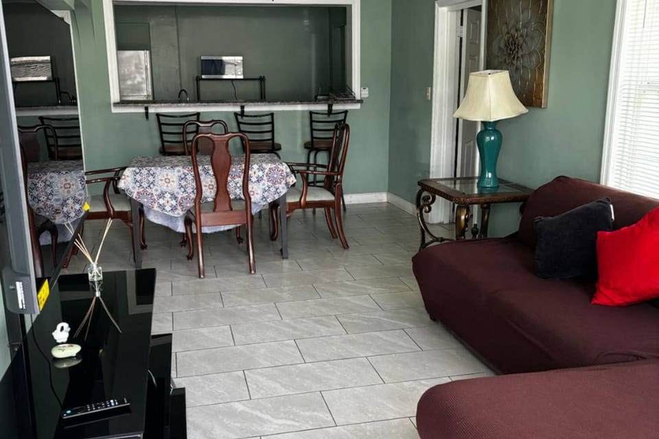 Downtown Sarasota House 3BR,2BA, Pet-Friendly,6PPL House in Sarasota