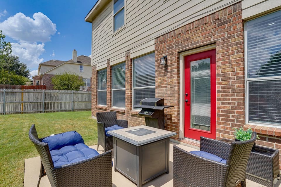 13 Mi to AT&T Stadium! DFW Escape w/ Game Room House in Mansfield