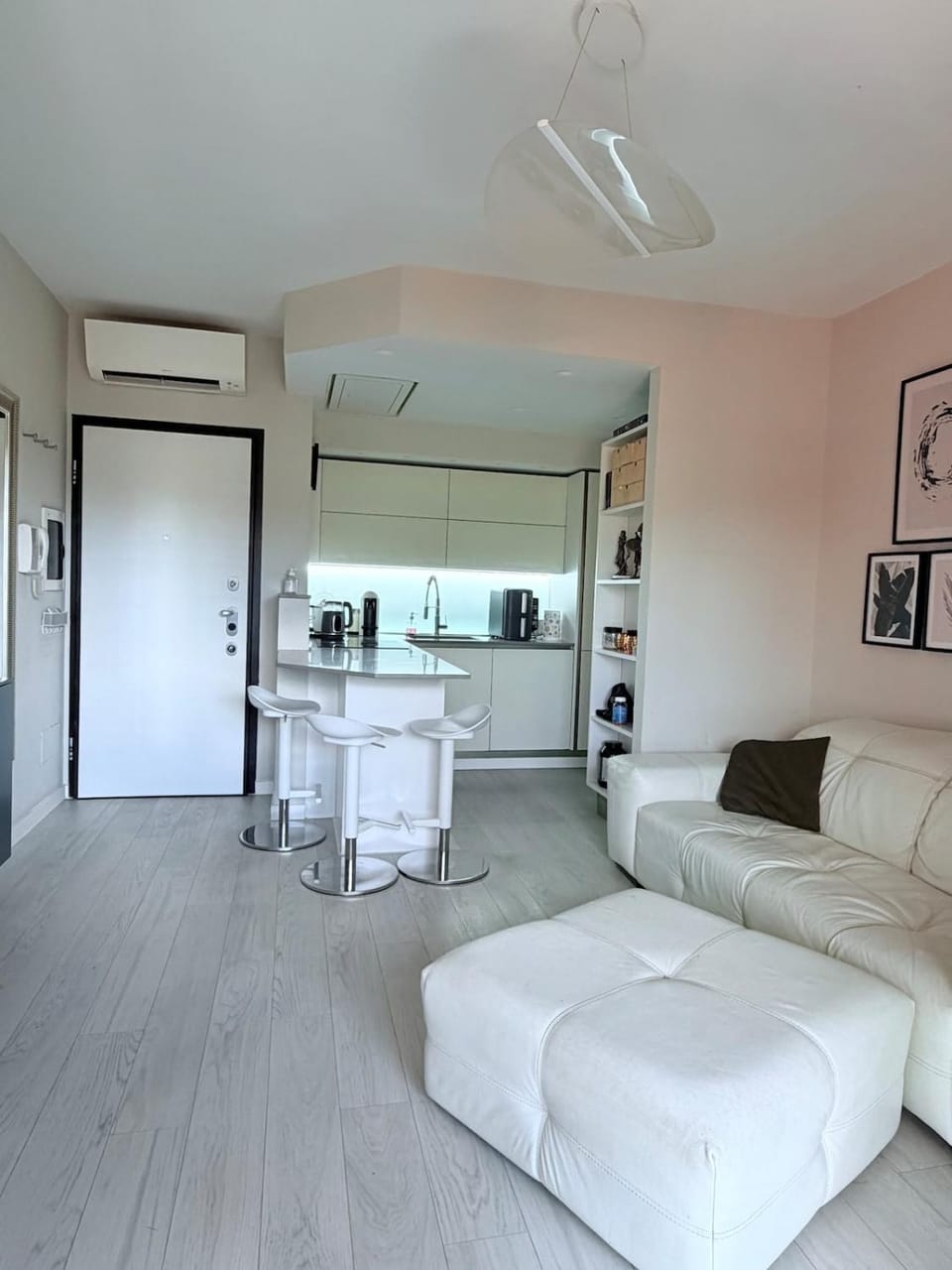 Kitchen or kitchenette, Living room, Seating area