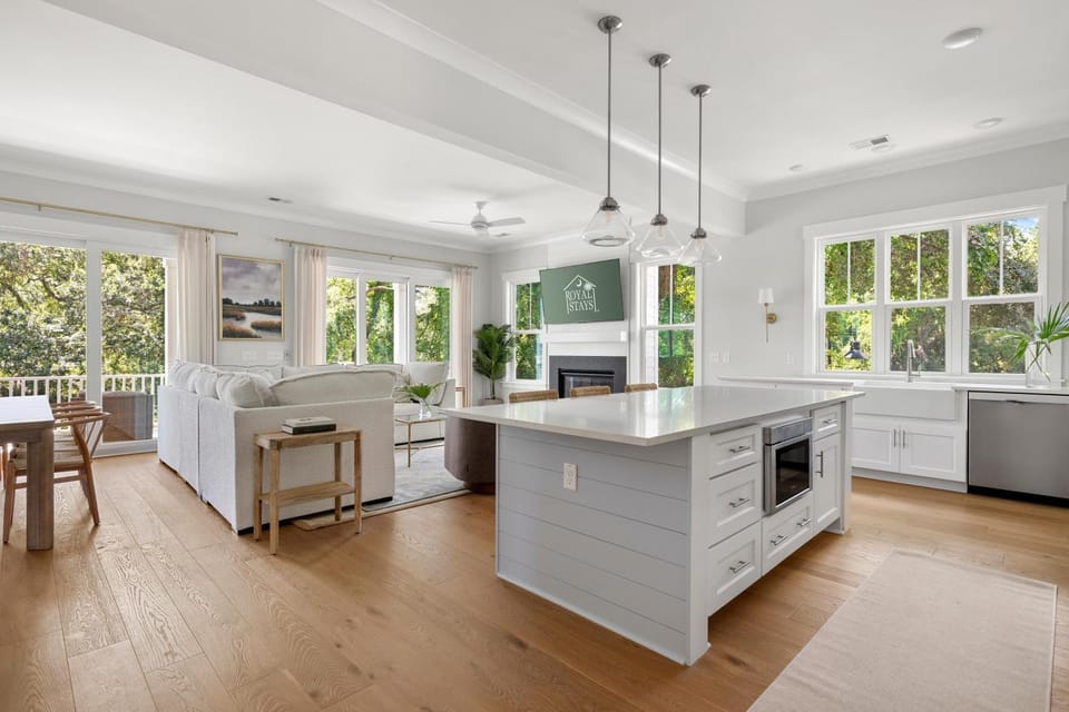 The Marsh On Broadway Walk To Shem Creek Sleeps 16 House in Mount Pleasant