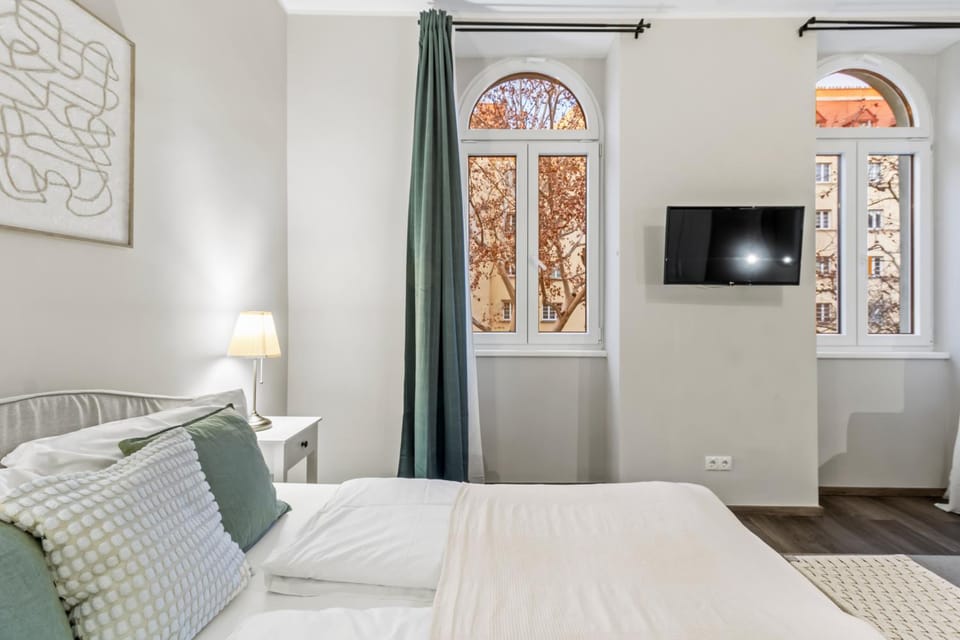 Modern 4-BR Apartment with Balcony and Near U6 Metro Apartment in Vienna
