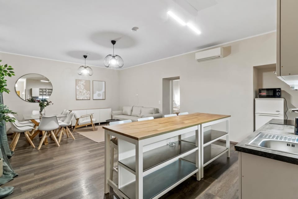Modern 4-BR Apartment with Balcony and Near U6 Metro Apartment in Vienna