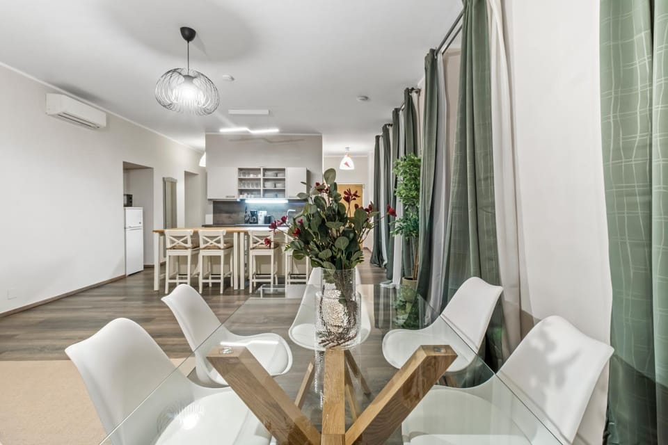 Modern 4-BR Apartment with Balcony and Near U6 Metro Apartment in Vienna