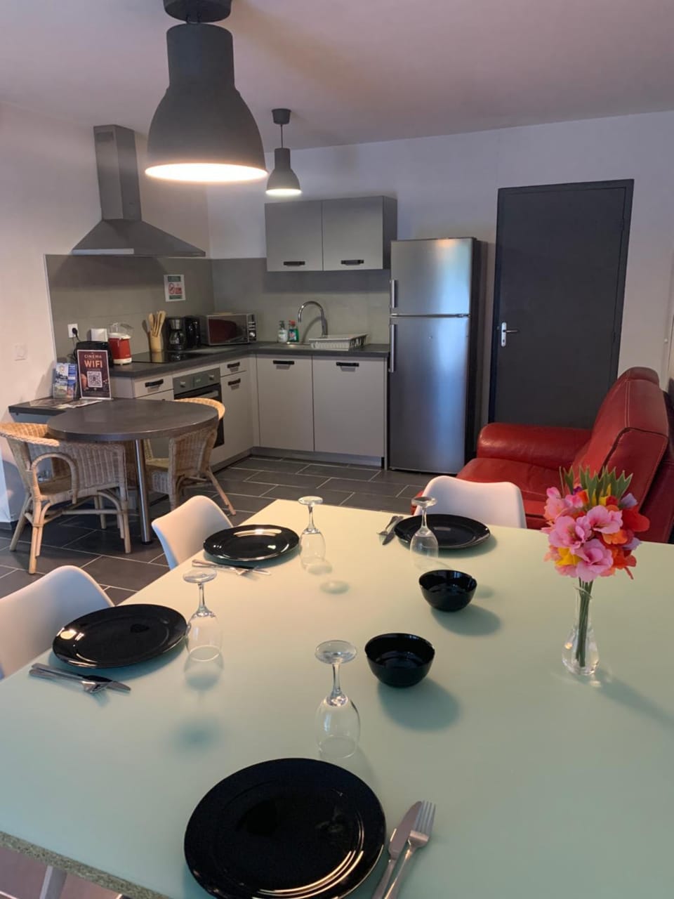 Coffee/tea facilities, Seating area, Dining area, dishwasher, microwave, oven, stove, toaster, kitchen