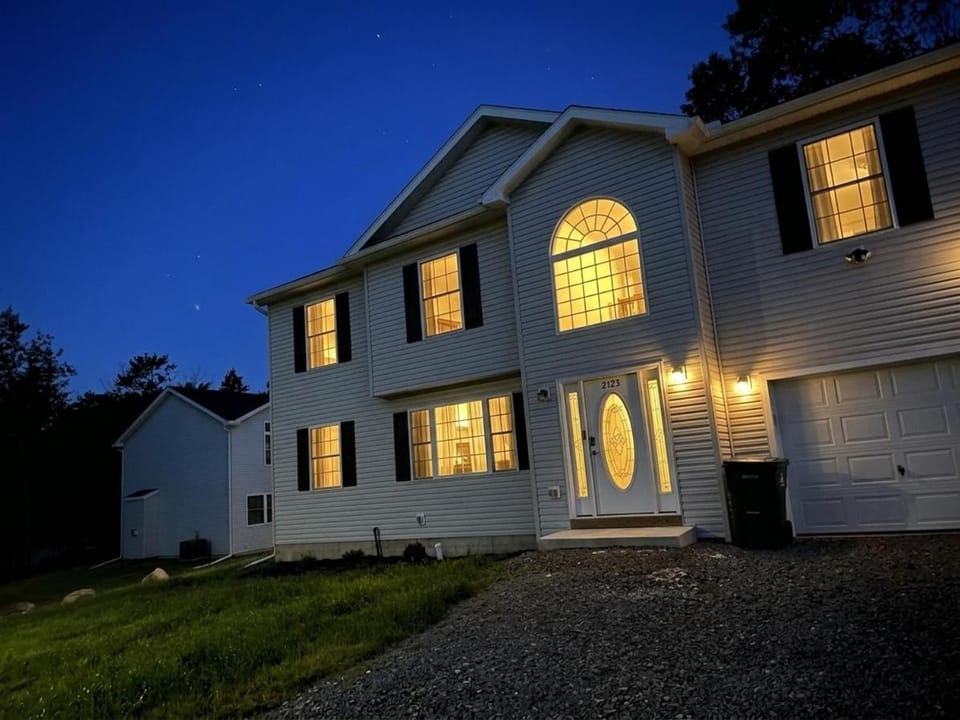 TheLuxeLoft-ModernBrandNewHome House in Coolbaugh Township