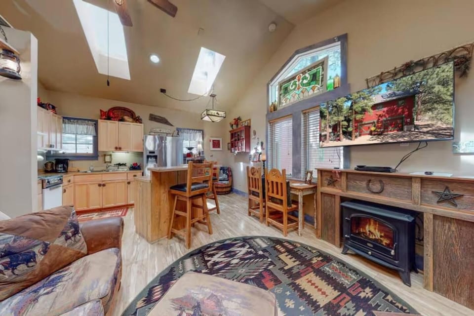 TV and multimedia, Kitchen or kitchenette, Living room, Photo of the whole room, Seating area, Dining area, fireplace