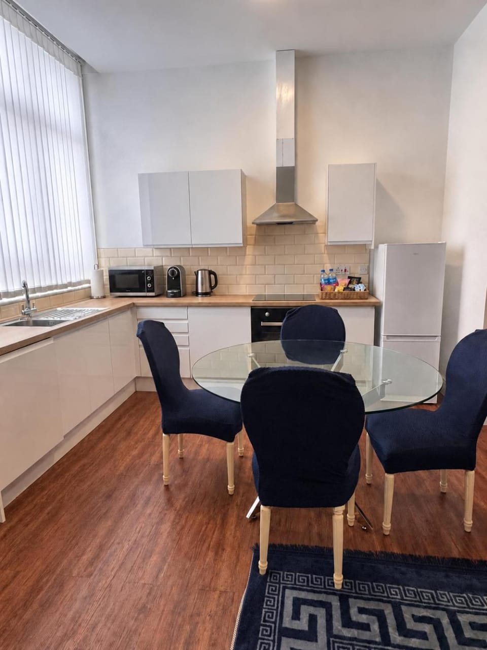 Kitchen or kitchenette, Seating area, Dining area