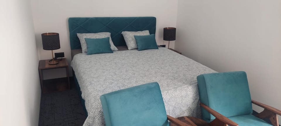 Bed, Living room, Photo of the whole room, Seating area, Bedroom