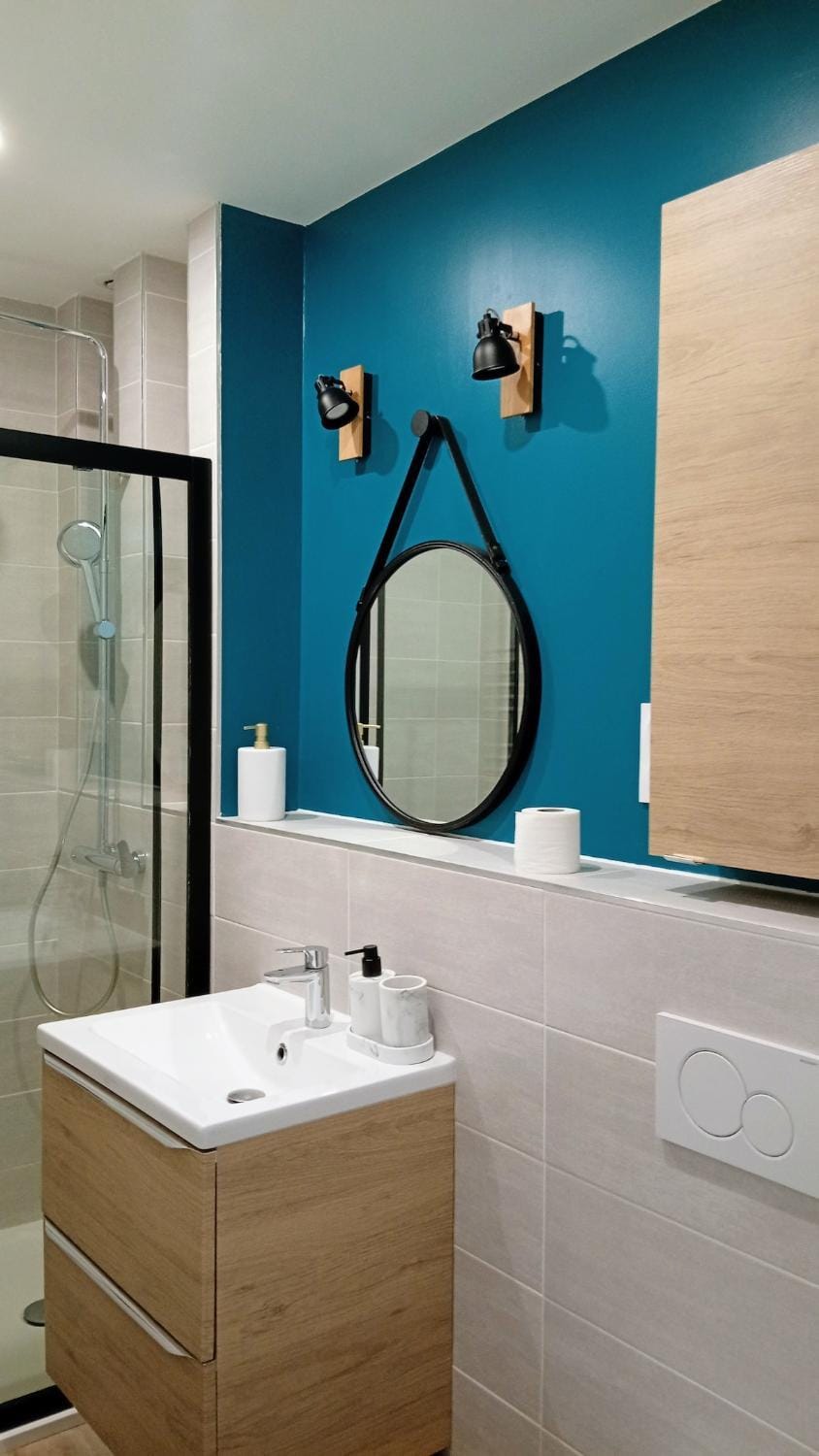 Le Cocon Bleu 4 lits, 2 Chambres, 2 SDB, Parking & Kit enfant disponible Apartment in Pays de la Loire