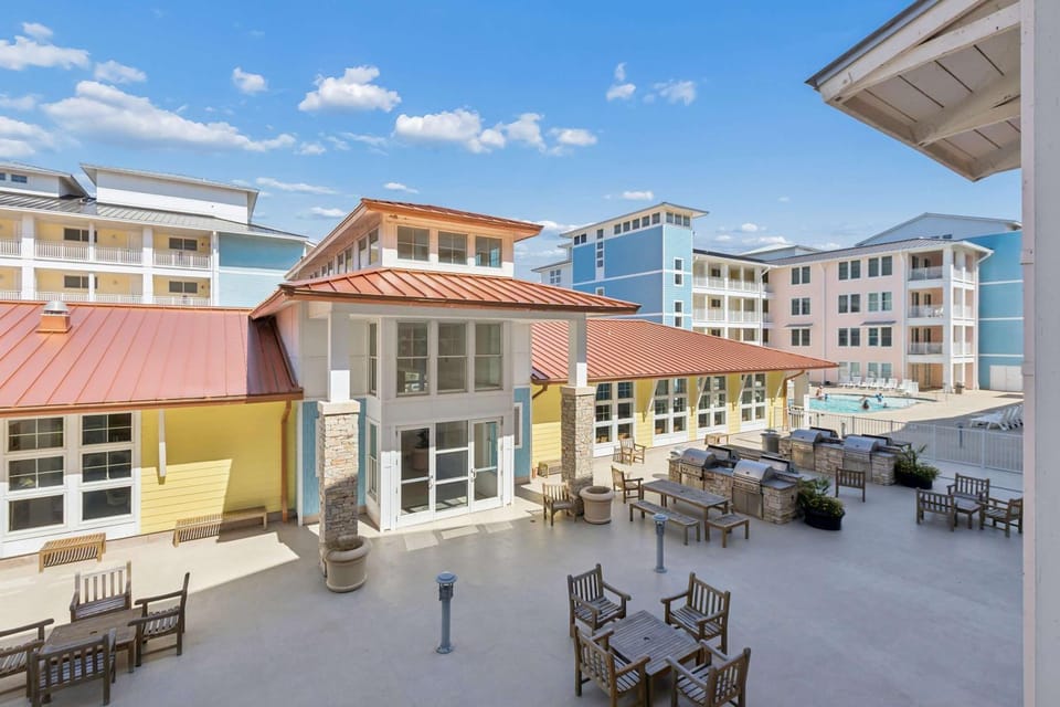 Sojourn 3BD2BA with Balcony 3 Pools Beach Access House in Sandbridge