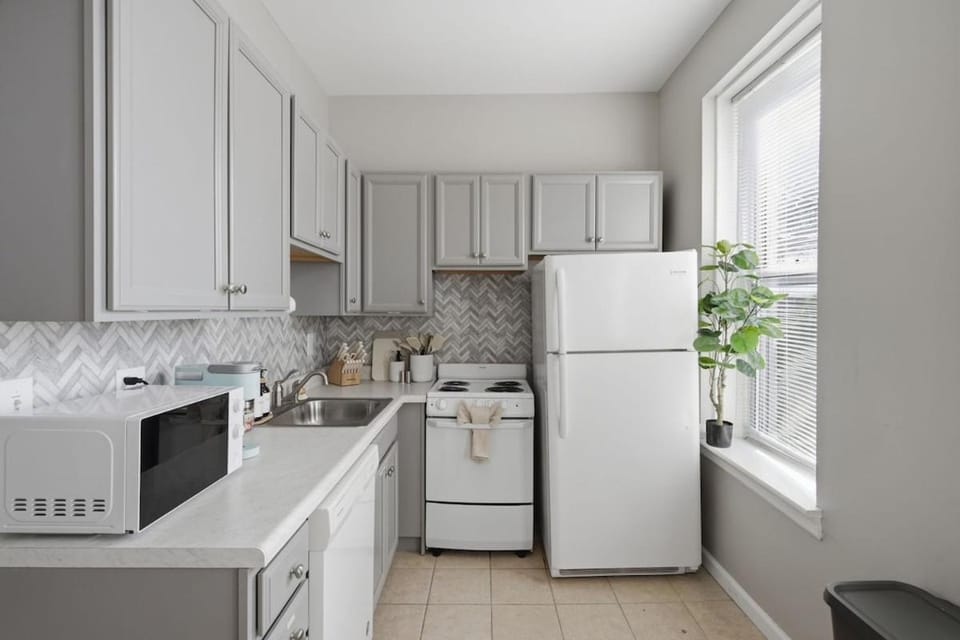Kitchen or kitchenette, microwave, stove