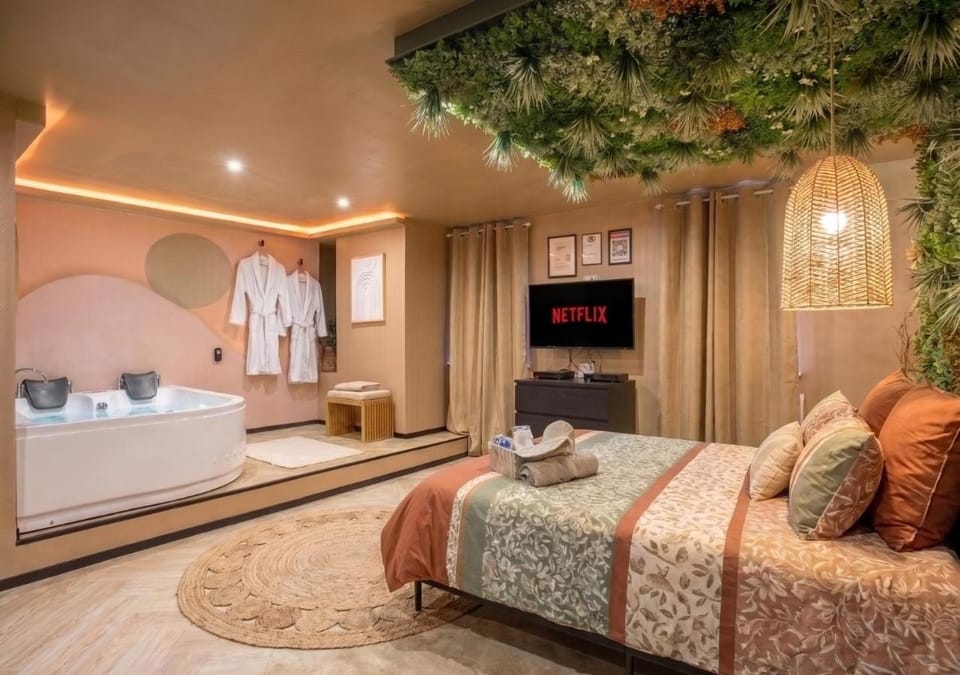 Bed, Hot Tub, Hot Tub, TV and multimedia, Living room, Photo of the whole room, Seating area, Bedroom, Bath, towels