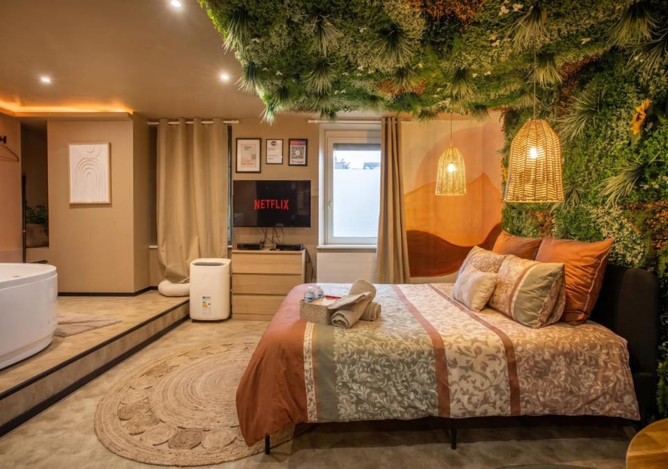 Communal lounge/ TV room, Bed, Hot Tub, TV and multimedia, Living room, Photo of the whole room, Evening entertainment, Bedroom