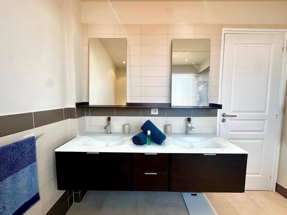 Charming 2-bedroom apartment with sea view, panoramic balcony, AC Apartment in Cannes