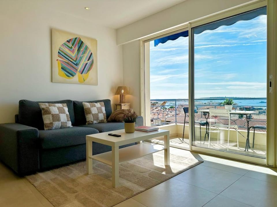 Charming 2-bedroom apartment with sea view, panoramic balcony, AC Apartment in Cannes