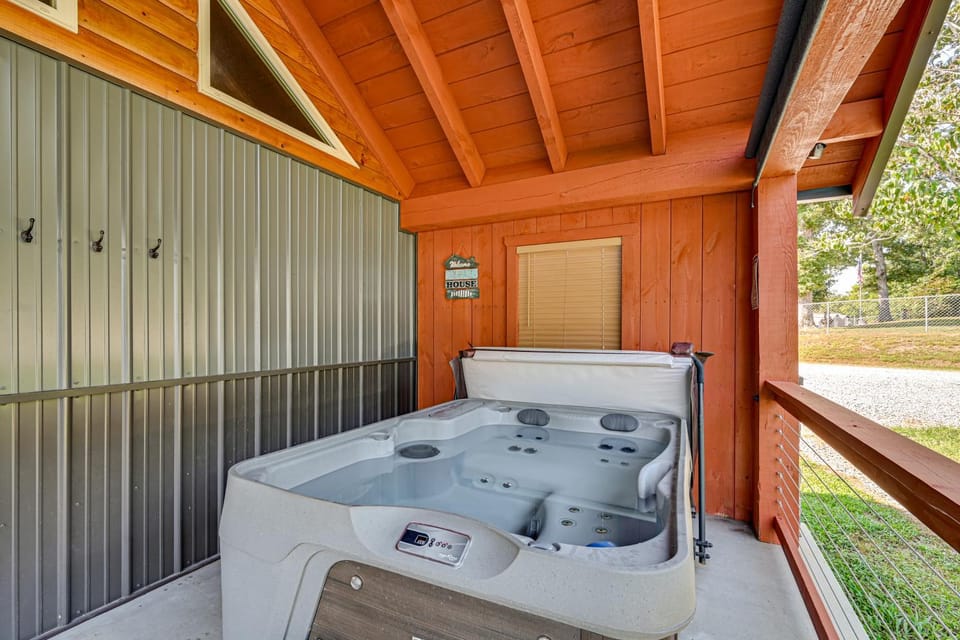 Mammoth Cave Retreat w/ Hot Tub & Game Loft House in Nolin Lake