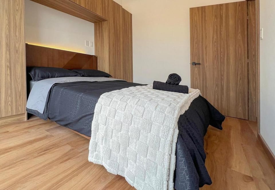 Big relaxing balcony in colonial downtown Apartment in Cuenca