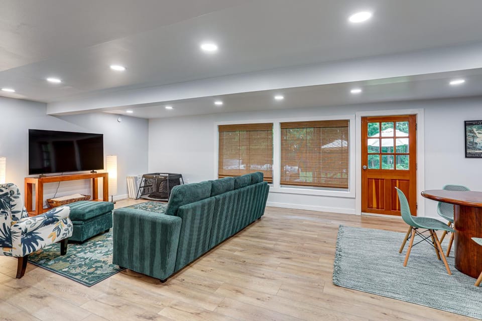 Lake Views, Hot Tub! Chautauqua Family Retreat House in Mayville