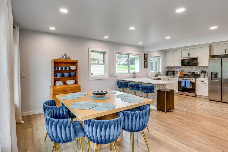 Lake Views, Hot Tub! Chautauqua Family Retreat House in Mayville