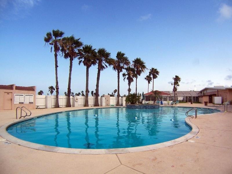 Isla Bella - Resort Getaway with Private Patio House in Port Isabel