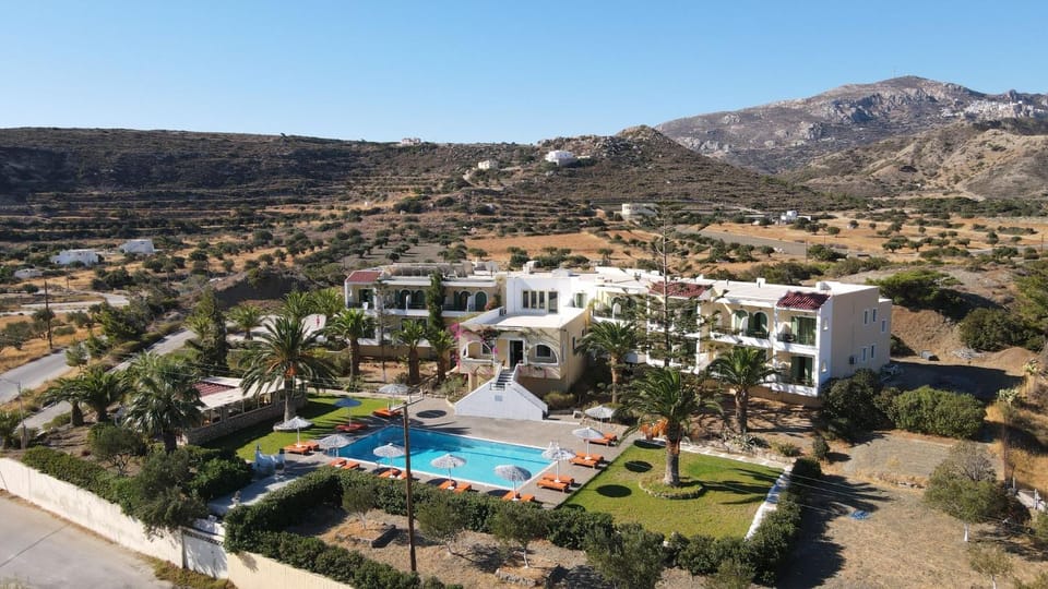 Property building, Garden, Swimming pool