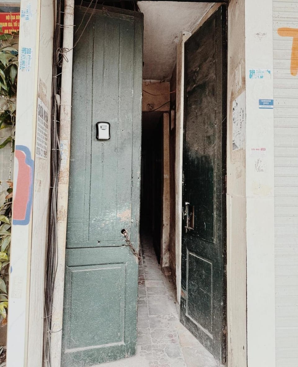 3 Bedroom 2 Bath Balcony 5ms Lake Quiet Old Quater Apartment in Hanoi