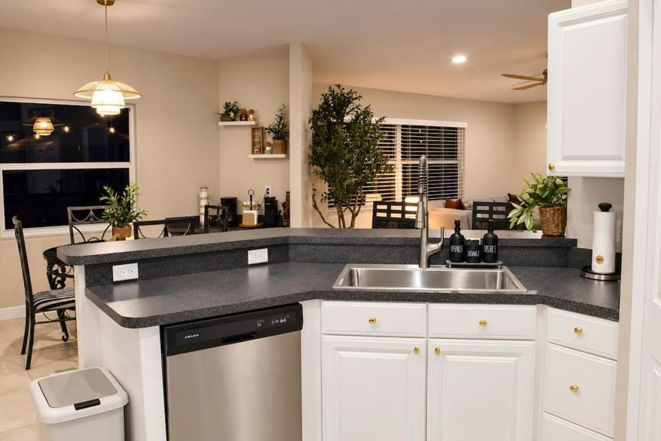Heated Pool King Bed Fire Pit Pool Table House in Cape Coral