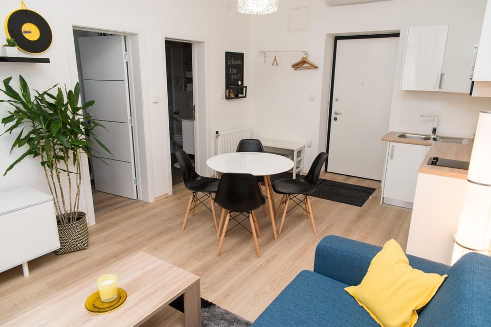 Coffee/tea facilities, Kitchen or kitchenette, Dining area