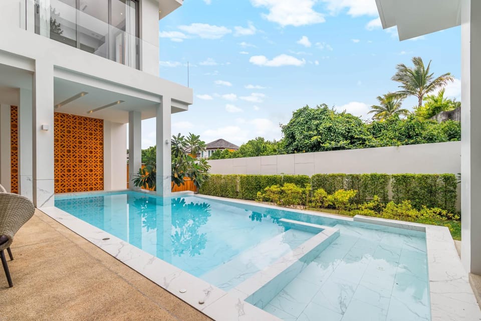 Day, Swimming pool