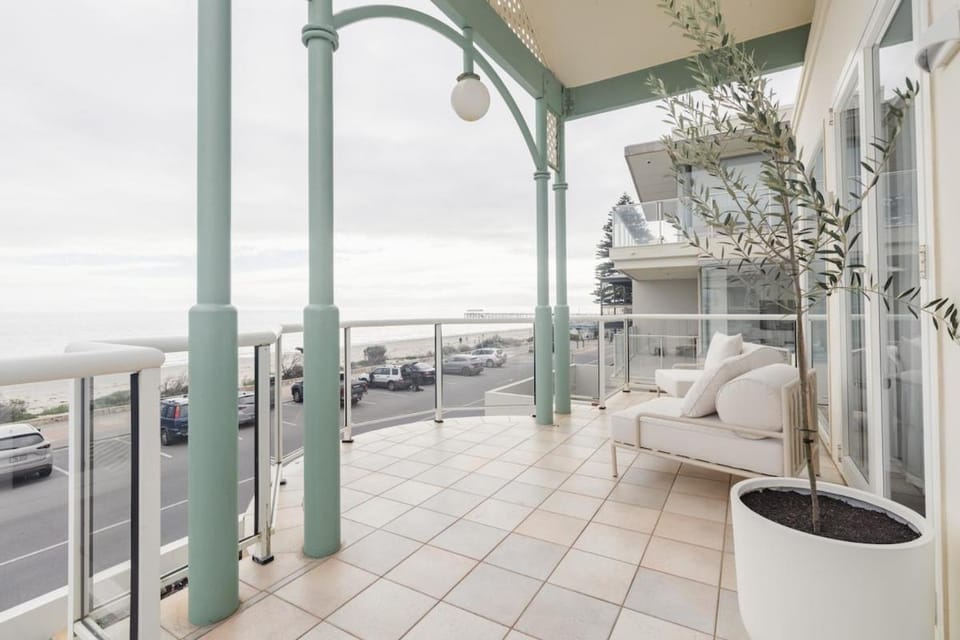 Beachfront Pool Games Room Sleeps 12 House in Adelaide