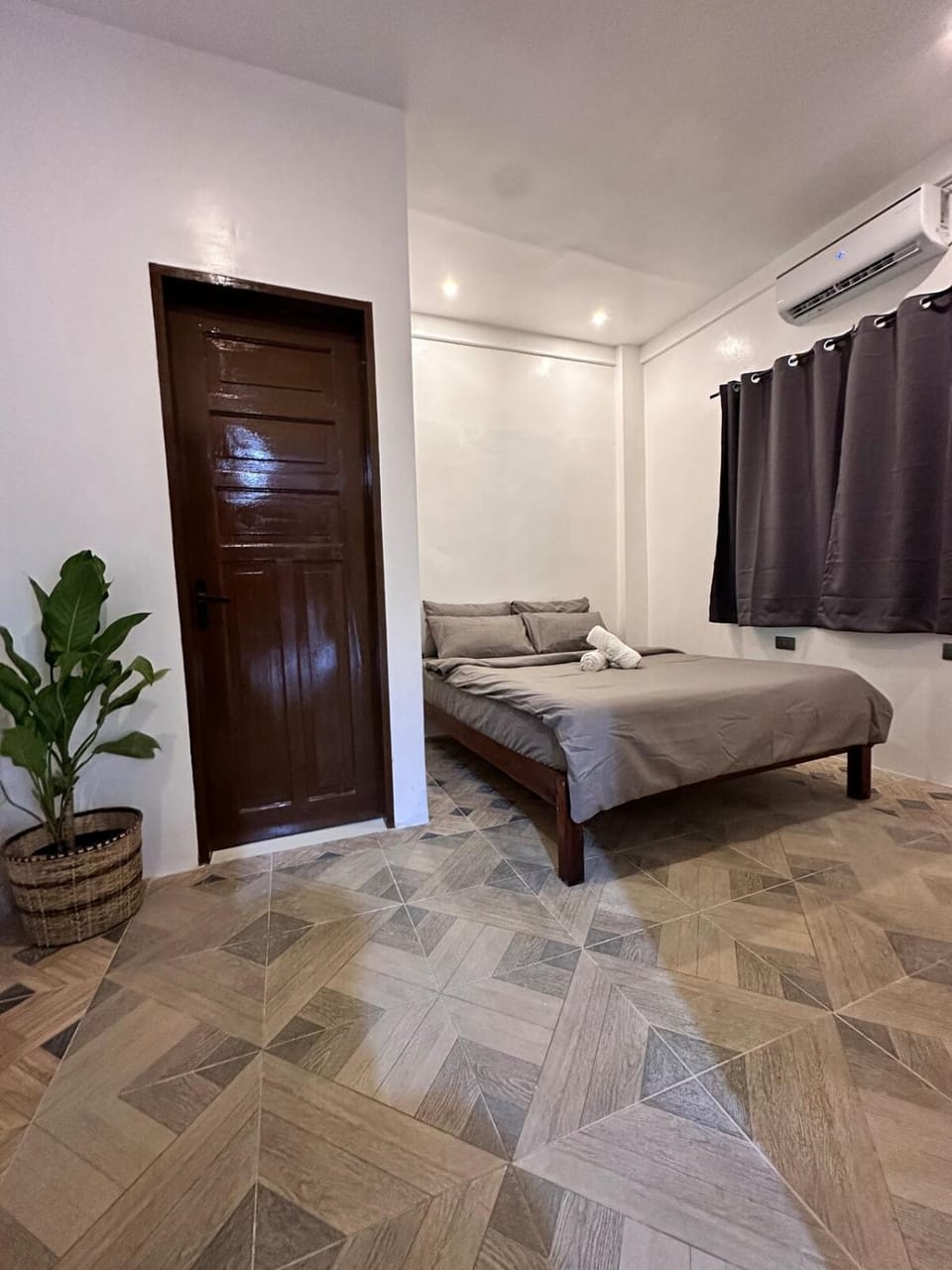 Photo of the whole room, Bedroom, towels