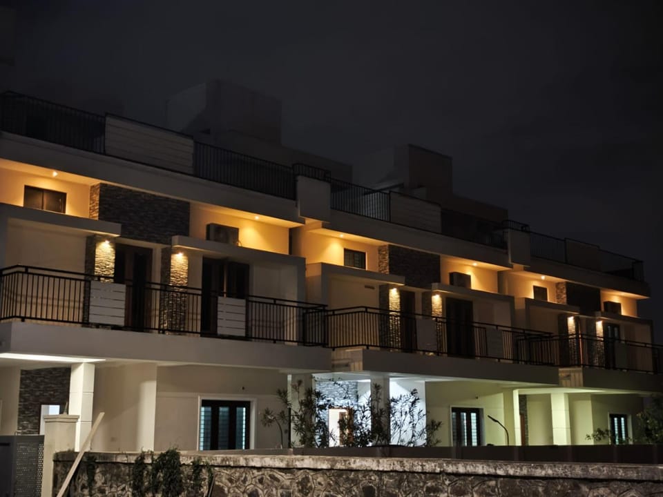 Property building, Night, View (from property/room), Balcony/Terrace