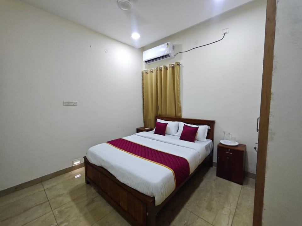Bed, Photo of the whole room, Bedroom, air conditioner