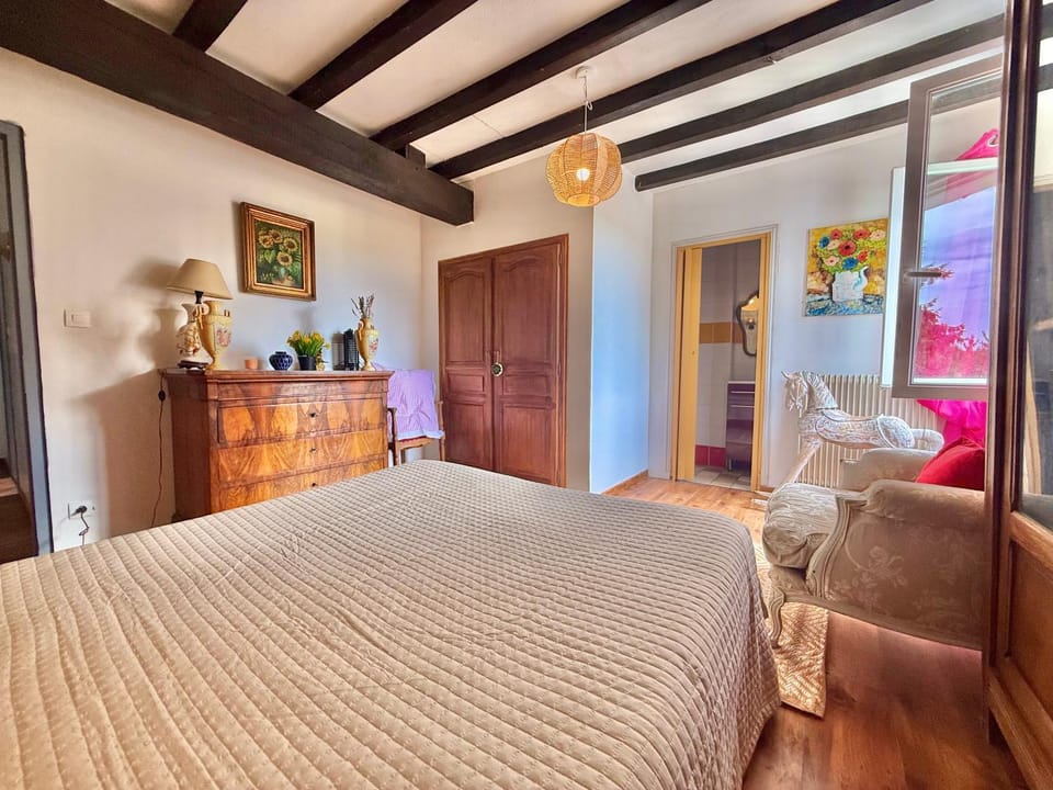Bed, Photo of the whole room