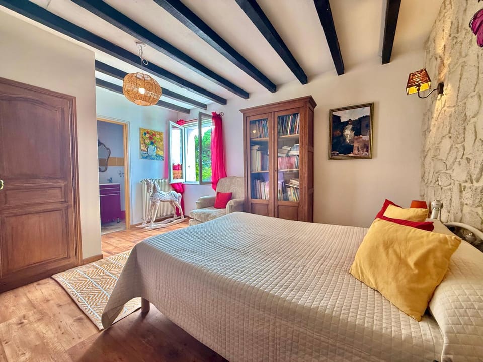 Bed, Photo of the whole room