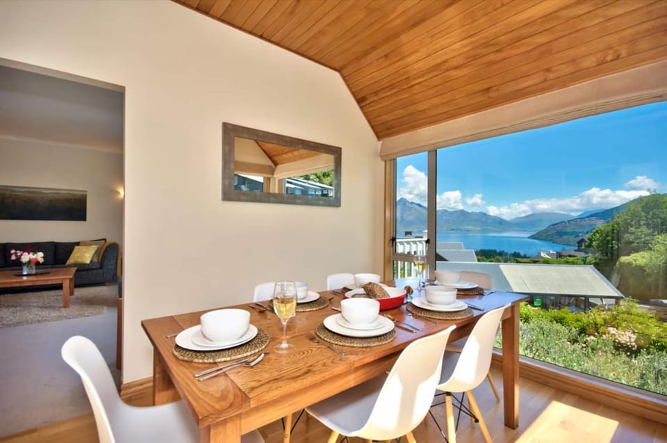 Windsor Place Views of Lake Wakatipu House in Queenstown