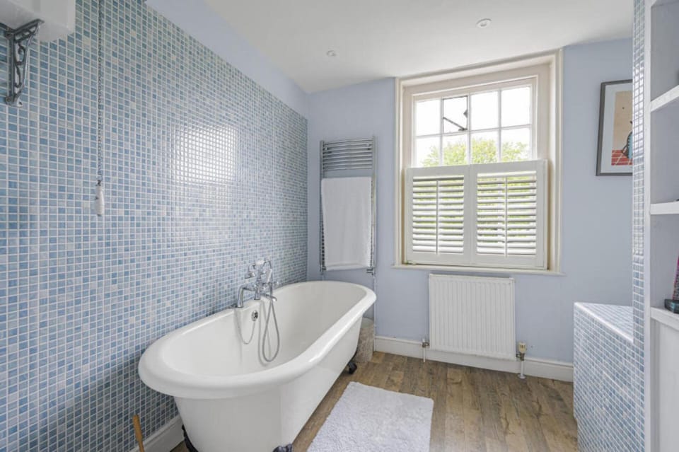 3BDR Historic Burne Jones Cottage in Rottingdean Apartment in Brighton
