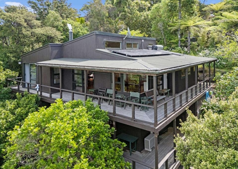 Bella Vista Treehouse House in Auckland Region