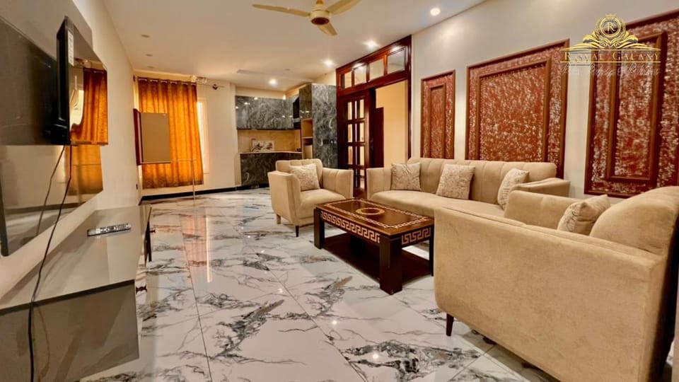Communal lounge/ TV room, TV and multimedia, Kitchen or kitchenette, Living room, Seating area, Evening entertainment