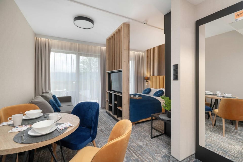 Bed, Coffee/tea facilities, Living room, Photo of the whole room, Seating area, Dining area