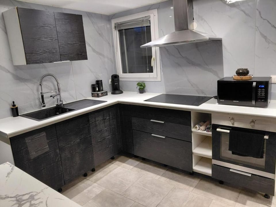 Coffee/tea facilities, Kitchen or kitchenette, oven, stove, toaster