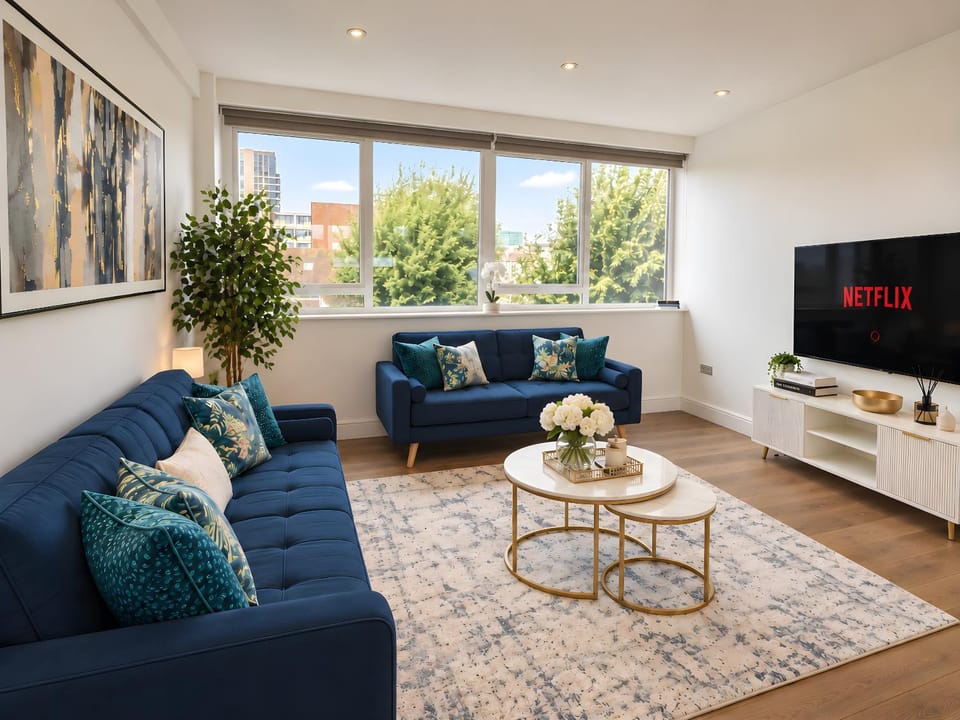 TV and multimedia, Living room, Seating area, Evening entertainment