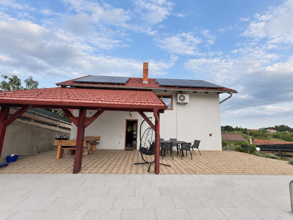 Property building, Patio, Day, BBQ facilities, Balcony/Terrace