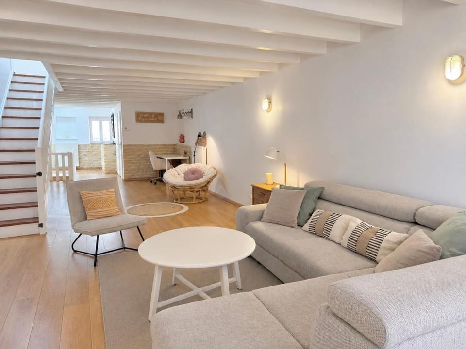 TV and multimedia, Living room, Seating area, heating, internet