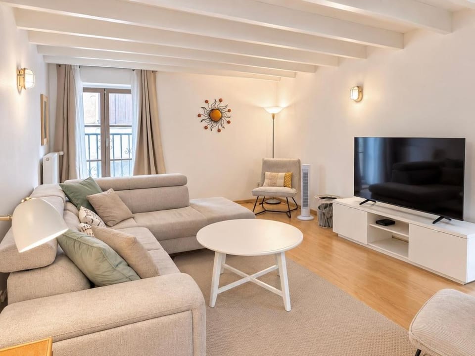 TV and multimedia, Living room, Seating area, heating, internet