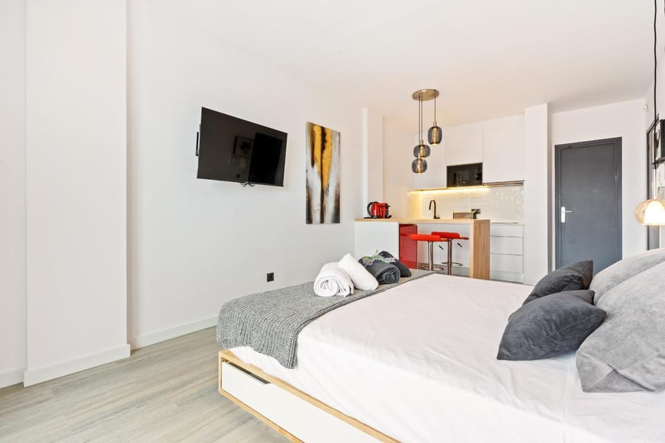 Bed, Photo of the whole room, Seating area