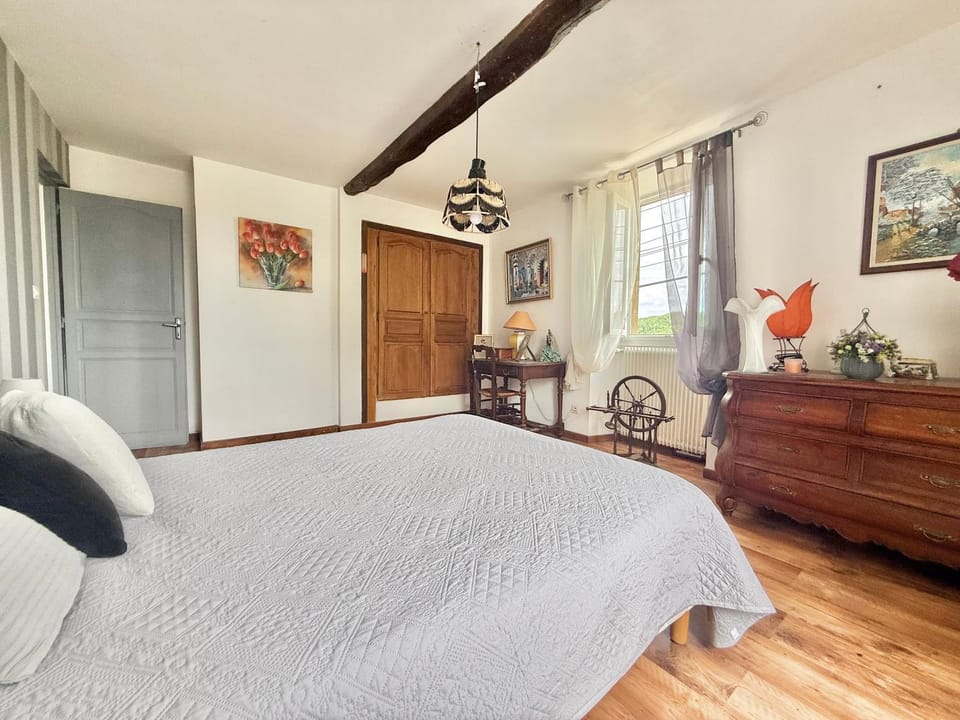 Bed, Photo of the whole room